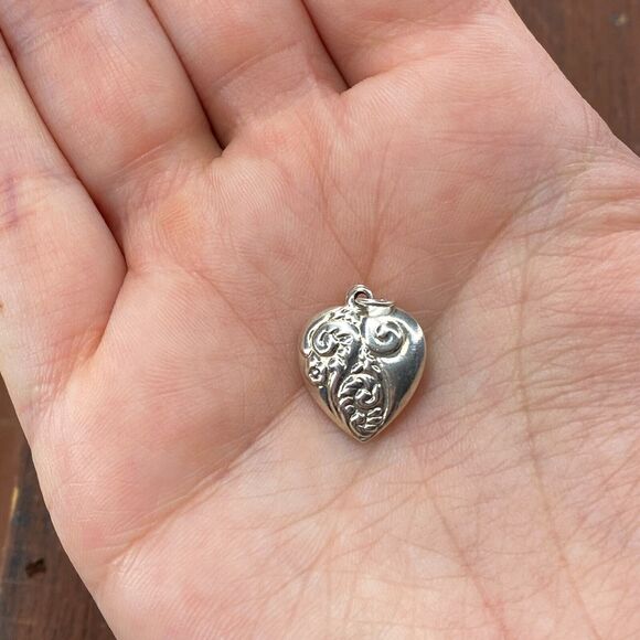 Vintage 925 Sterling Silver Repousse Swirls Puffy Heart Pendant Bracelet Charm - Picture 1 of 3